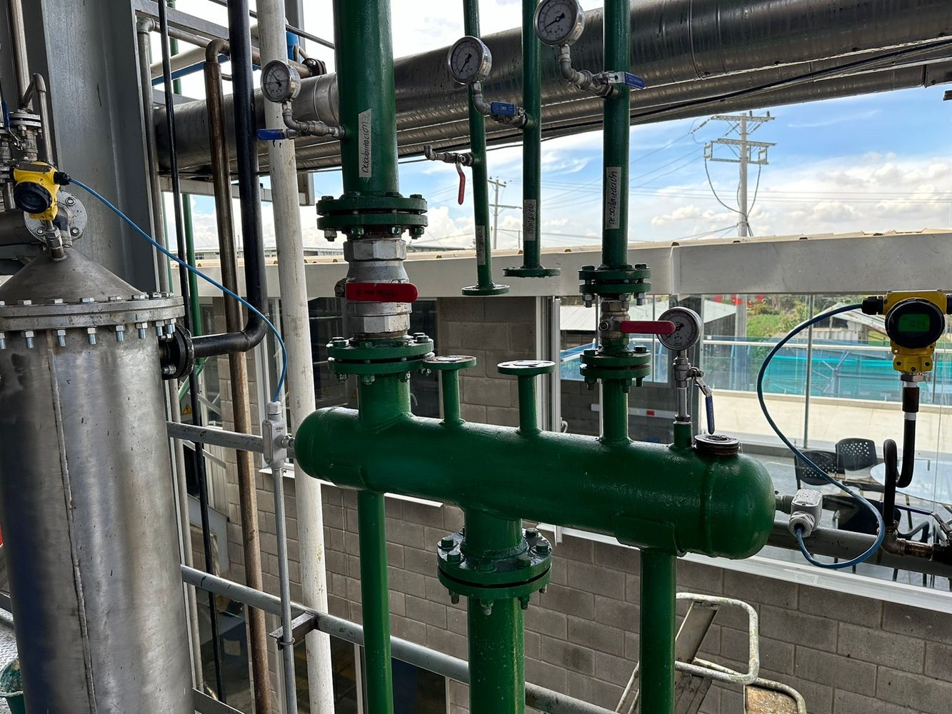 Sistema de tuberías y tanques industriales