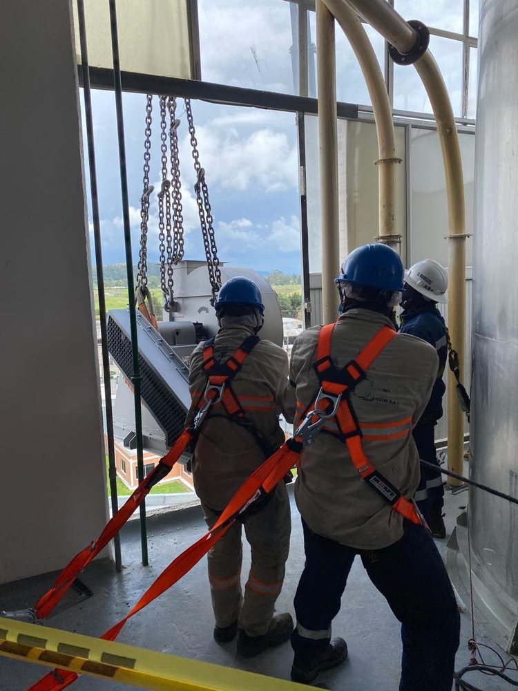 Trabajo industrial con elementos de seguridad en alturas