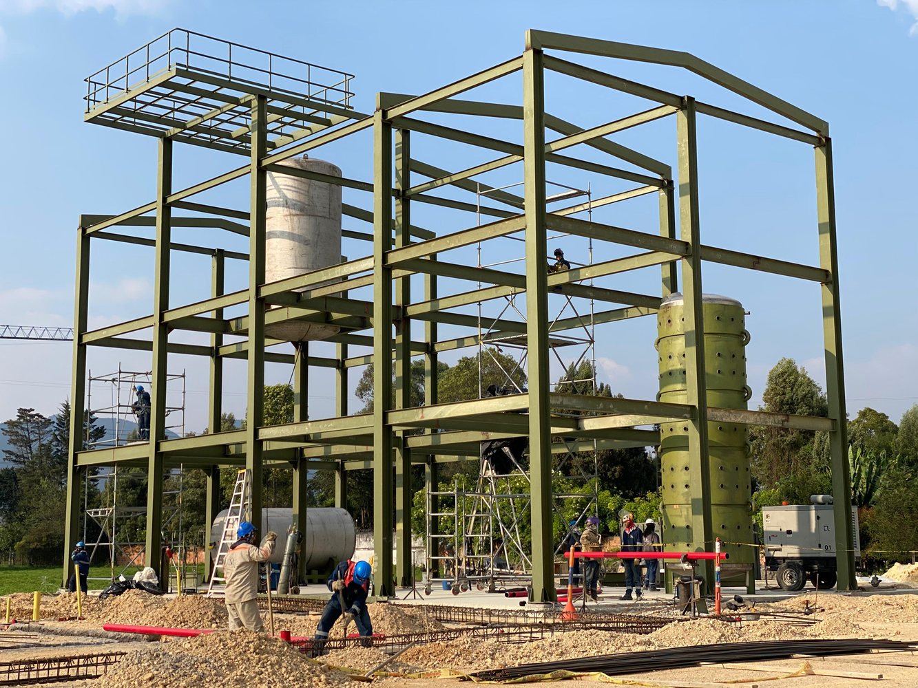 Estructura industrial en montaje
