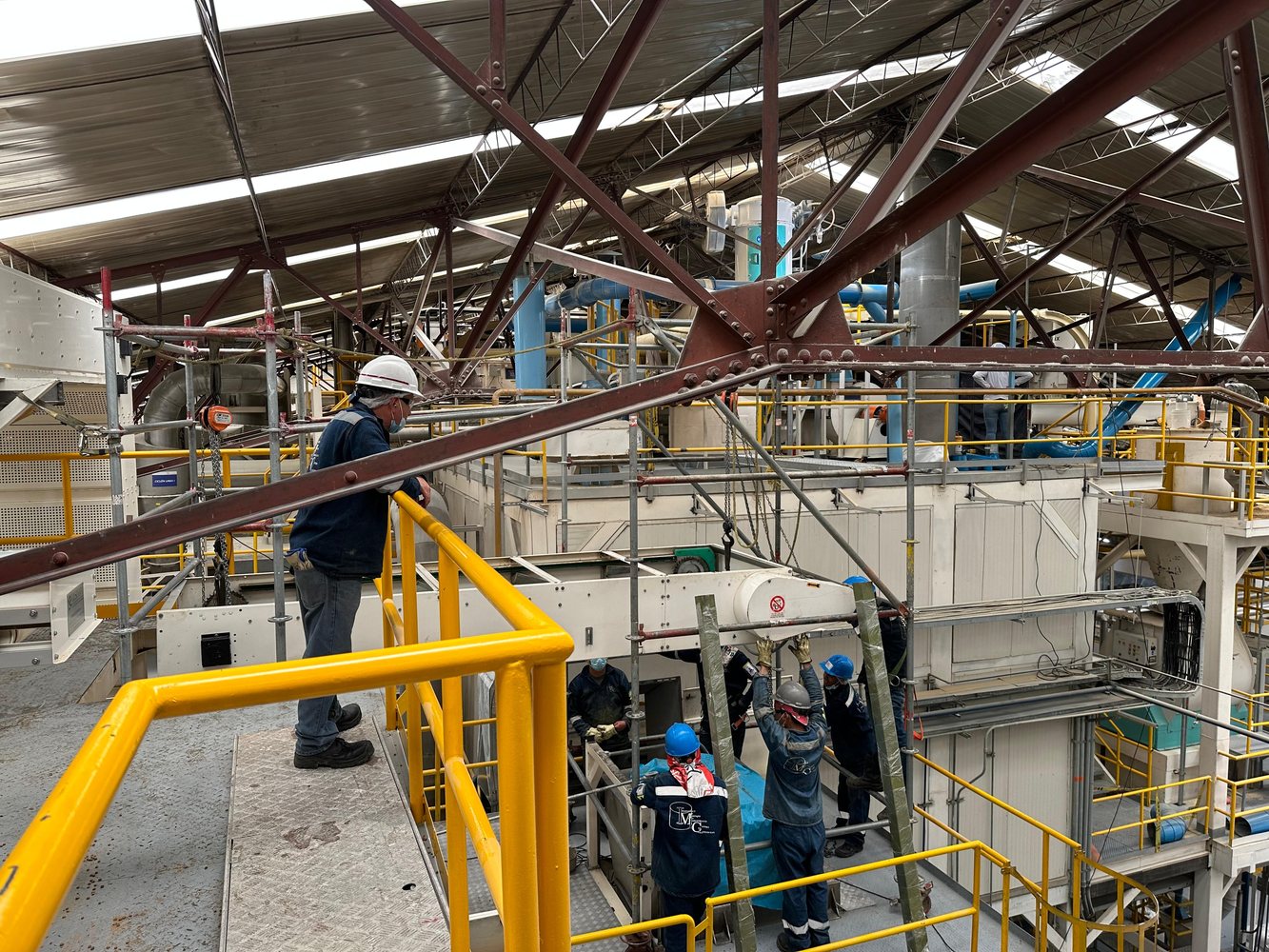 Montaje mecánico en planta industrial